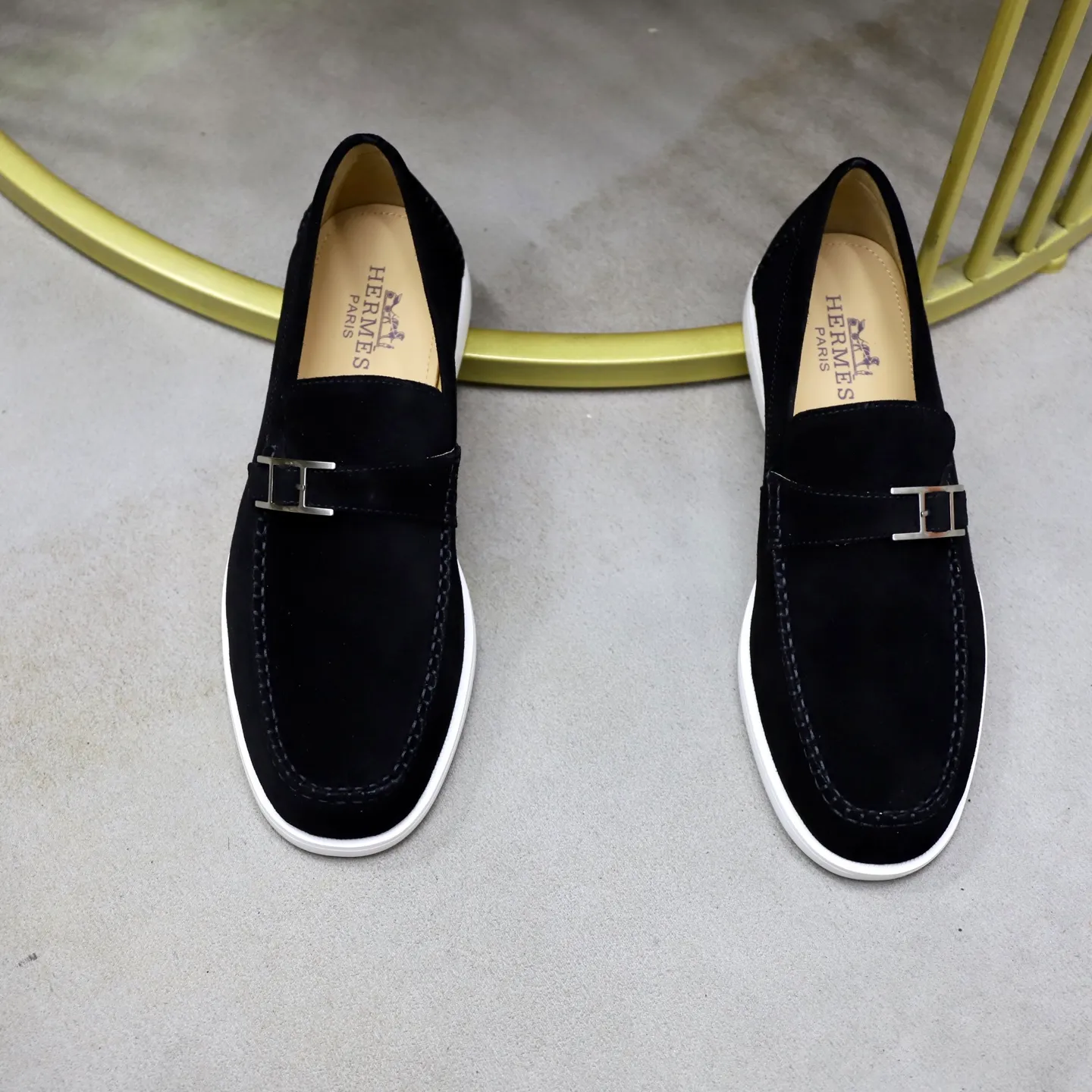 Ex-factory price: 540💰Hermès/Hermès slip-on men's shoes. This shoe is made of imported cow suede leather, with simple and smooth lines, and a 3CM rubber foam ultra-light sole combined with aerodynamic design! Youthful and fashionable, H button decoration, contrasting leather embellishment on the heel, calf lining to gently wrap your feet, with embossed logo cowhide feet, leather rock strips, casual and urban style, highlighting youthful vitality, sports and leisure version, super versatile Size number: 38-39-40-41-42-43-44 Standard leather shoe size (45 can be customized but does not support returns)